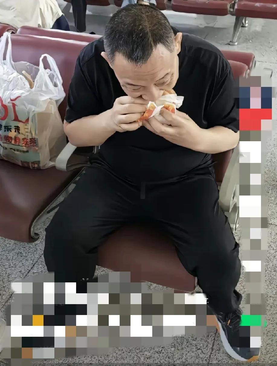 都说网友是无所不能的，一颗螺丝钉都能看出一个车子的品牌，那么问题来了，下面这个人