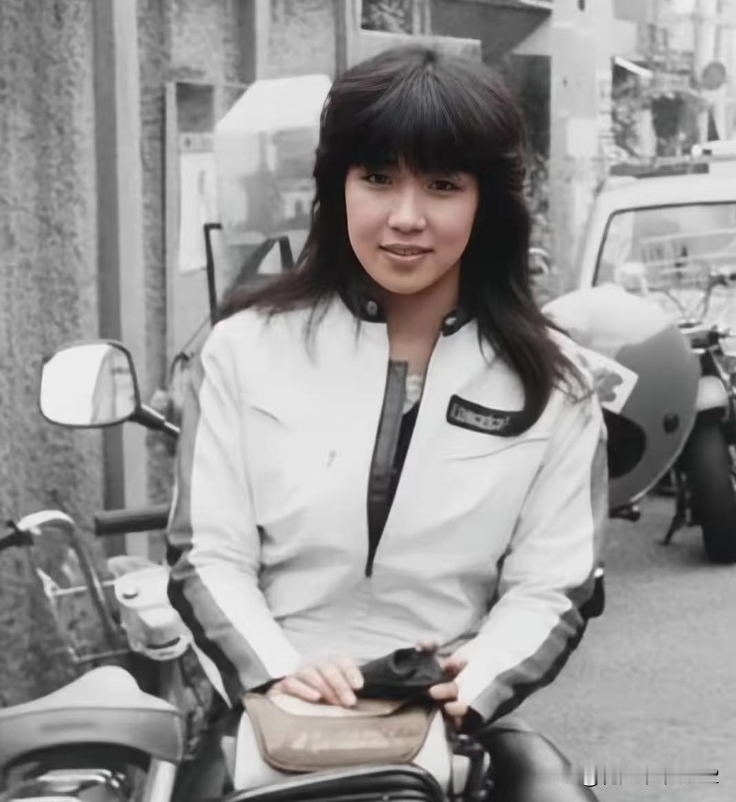 年轻时的高市早苗。
长发飘飘。五官很立体。
衣着很时尚。
人长得很漂亮。
但是再