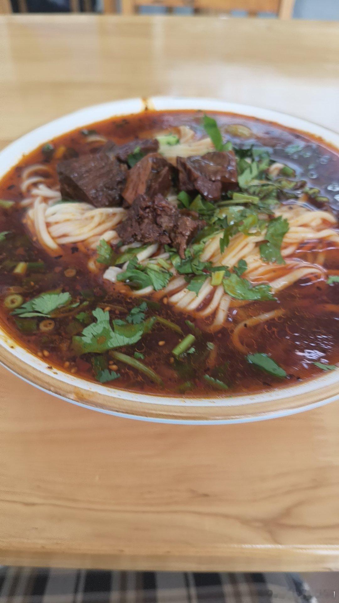 早上没顾得吃饭，现在不知道吃啥[无聊]。三选一，你会更喜欢吃哪个？[笑cry][