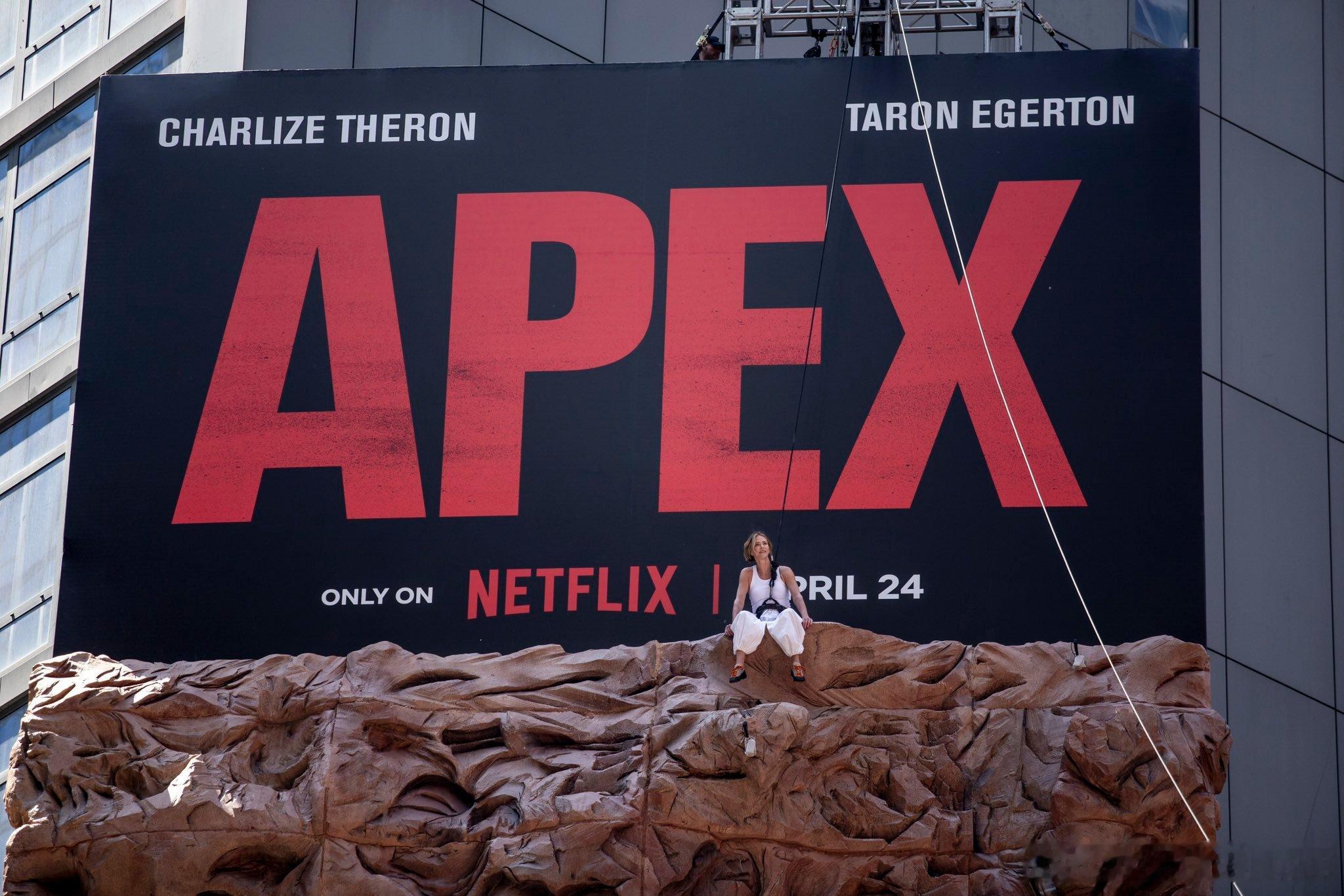 查理兹·塞隆为宣传新片《巅峰猎杀》，爬到了纽约时代广场的广告牌上 