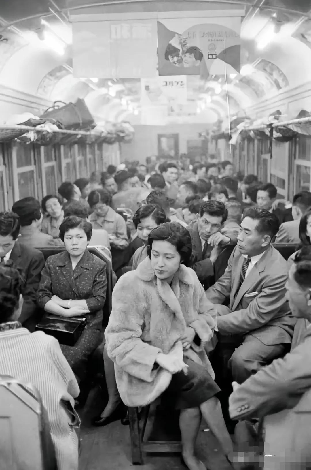 这可不是中国的绿皮火车，这是1958年的日本火车，人们总埋怨中国的绿皮火车人员拥