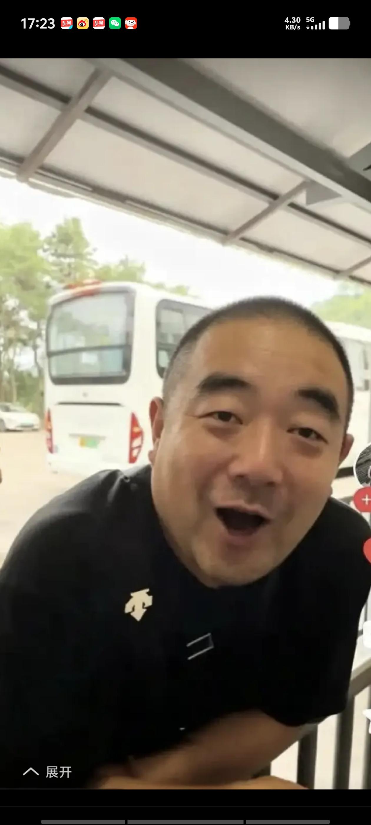 慕田峪牛逼导游被行政拘留了，因为他在公共场所辱骂他人、寻衅滋事，触犯了法律。另外