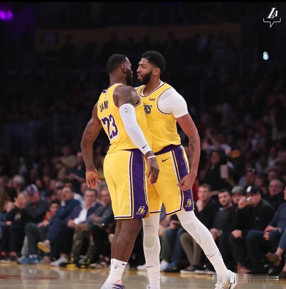 在前两场比赛中……

戴维斯 —
场均 32.0 分 12.5 篮板 2.5 盖