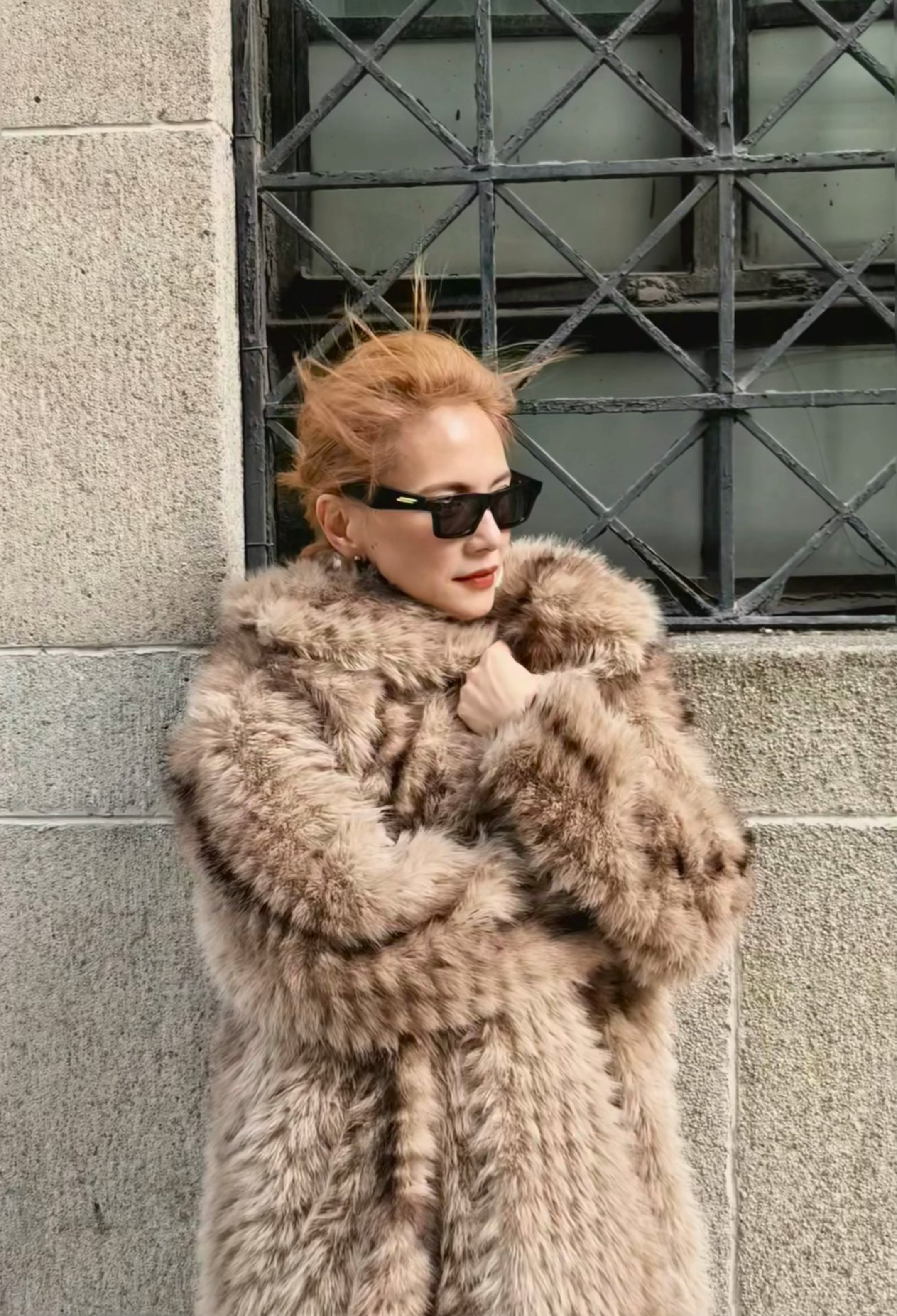街上遇到一个奇怪的女人 大热天的穿得这么厚 多看了她两眼之后她就把墨镜摘下来一直