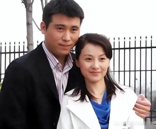 李乃文年轻一点的时候脸是圆嘟嘟的，有点痞帅痞帅的，他的个子高挑，演技精湛，不知道