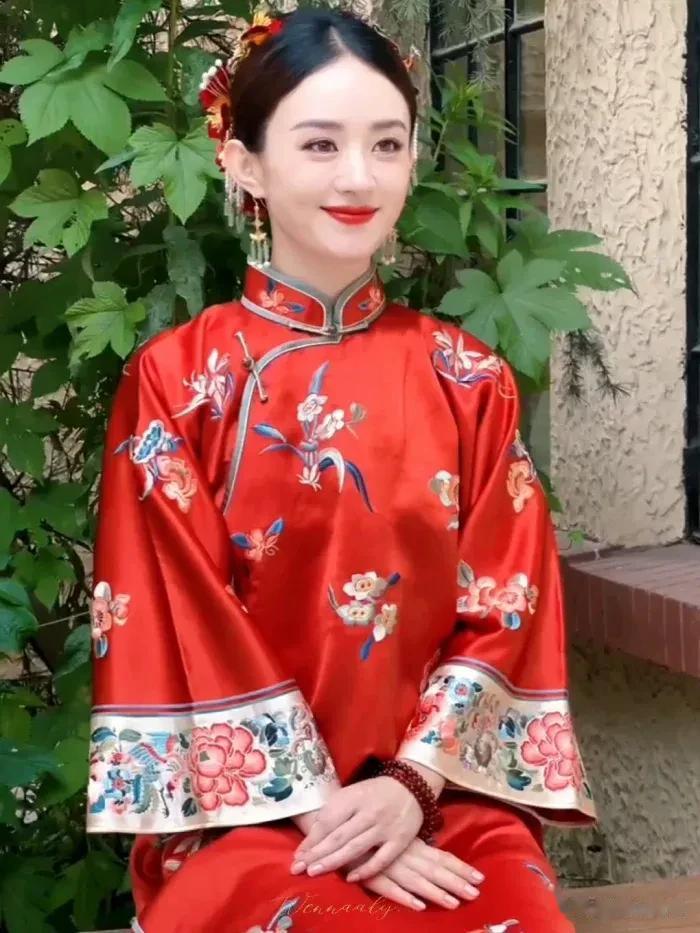 城里的月光
夜深了。空无一人的江边
一轮异乡的月亮，照着
无眠的大地，也照着
一