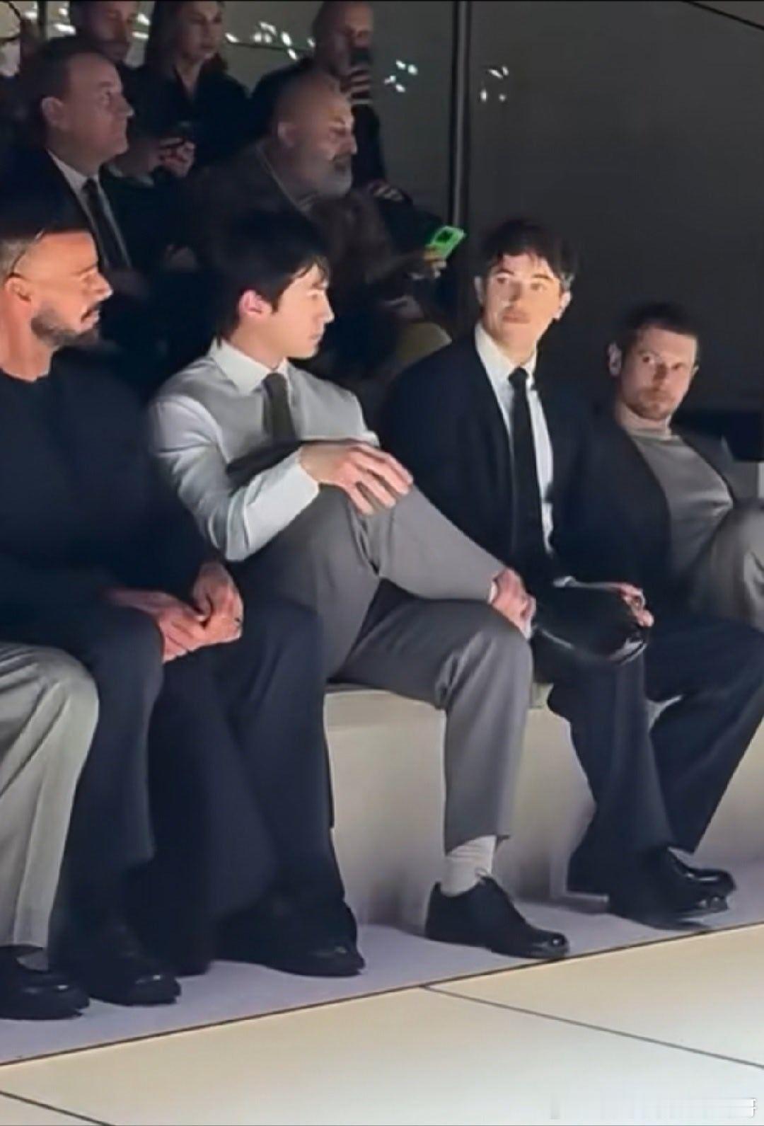 第一次看见人抱着脚丫子看秀的，全世界的腐女都不挑 