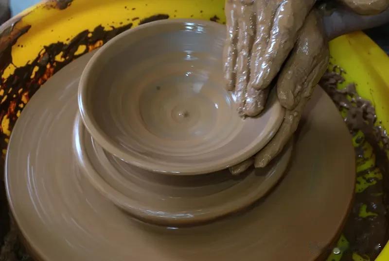 佛山，这座浸润着千年广府文脉的古城，既是粤剧婉转水磨调的诞生地，也是陶都窑火生生