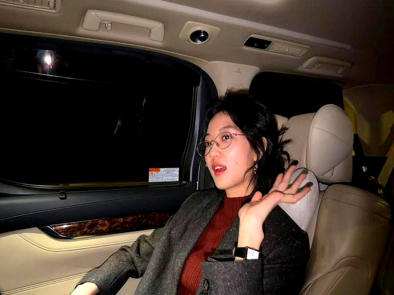 孙千自爆了一波前往《大生意人》片场的出发照。
 

天还没亮她就从被窝里钻出来赶