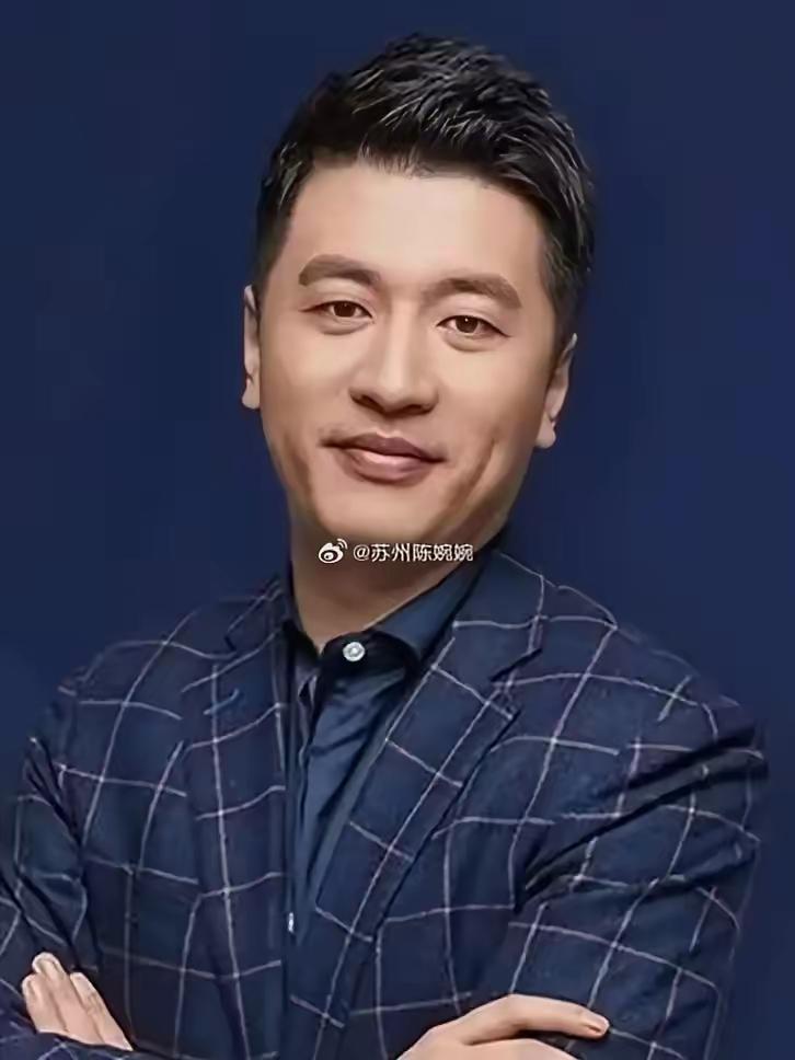 直播时张雪峰自述：我结婚那天，高中同学一桌全空，不是人缘差，是现实太扎心。
主持