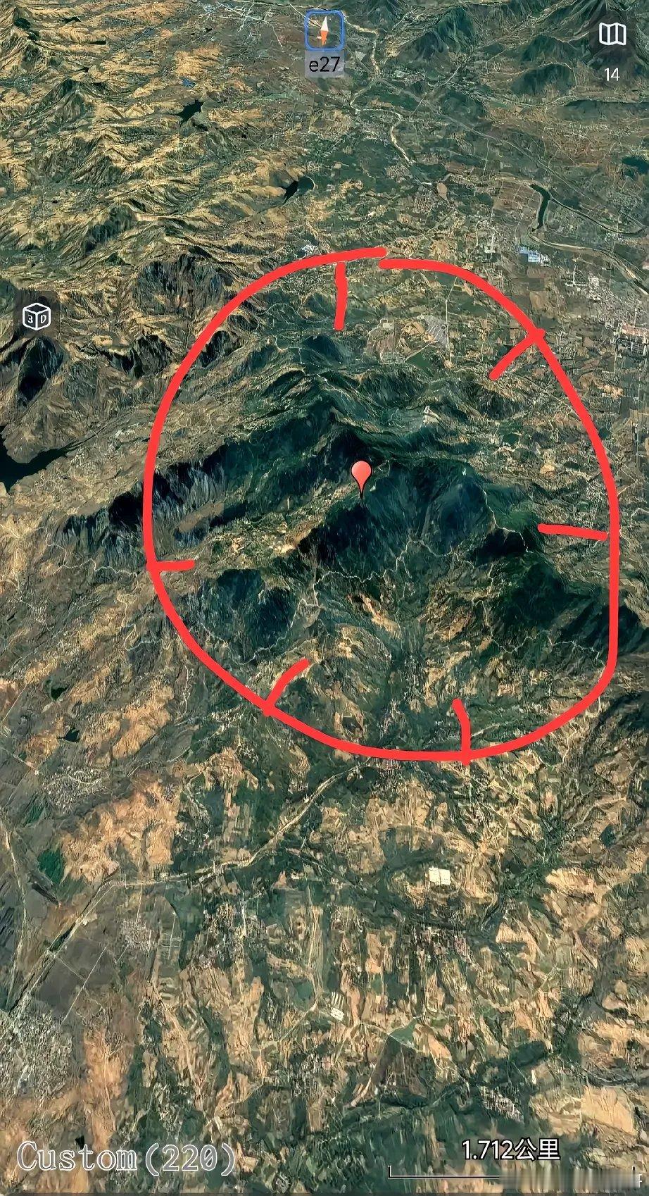 这就是孟良崮，军事上标准的绝地，四面都是平地，只有孟良崮比较突出，只能居高临下临