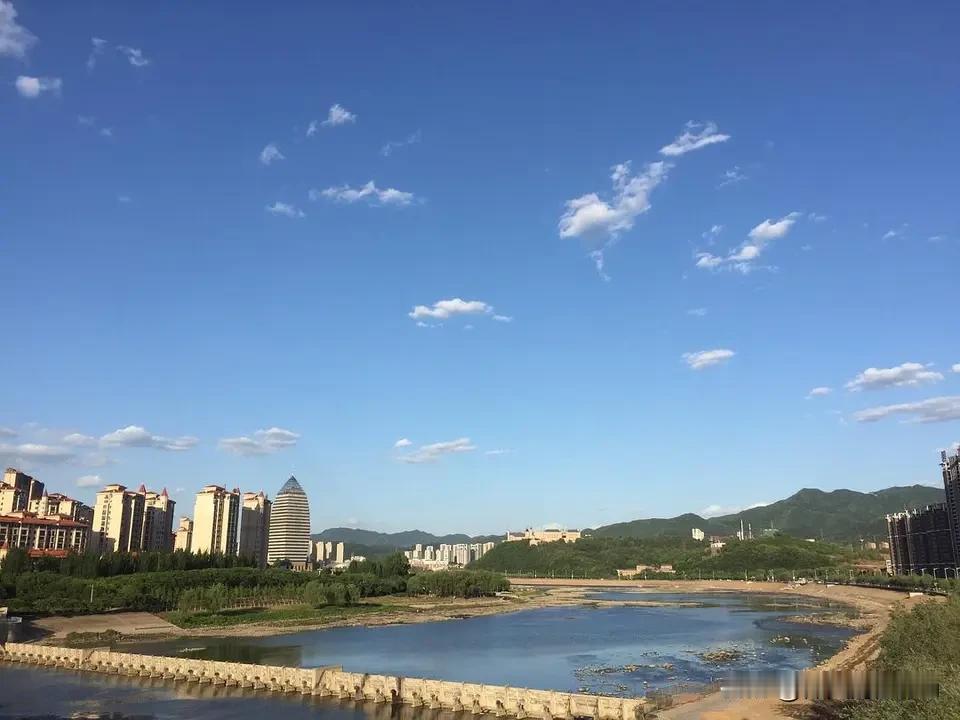 拍一拍当地的天空，晴空万里，心情格外爽朗。
