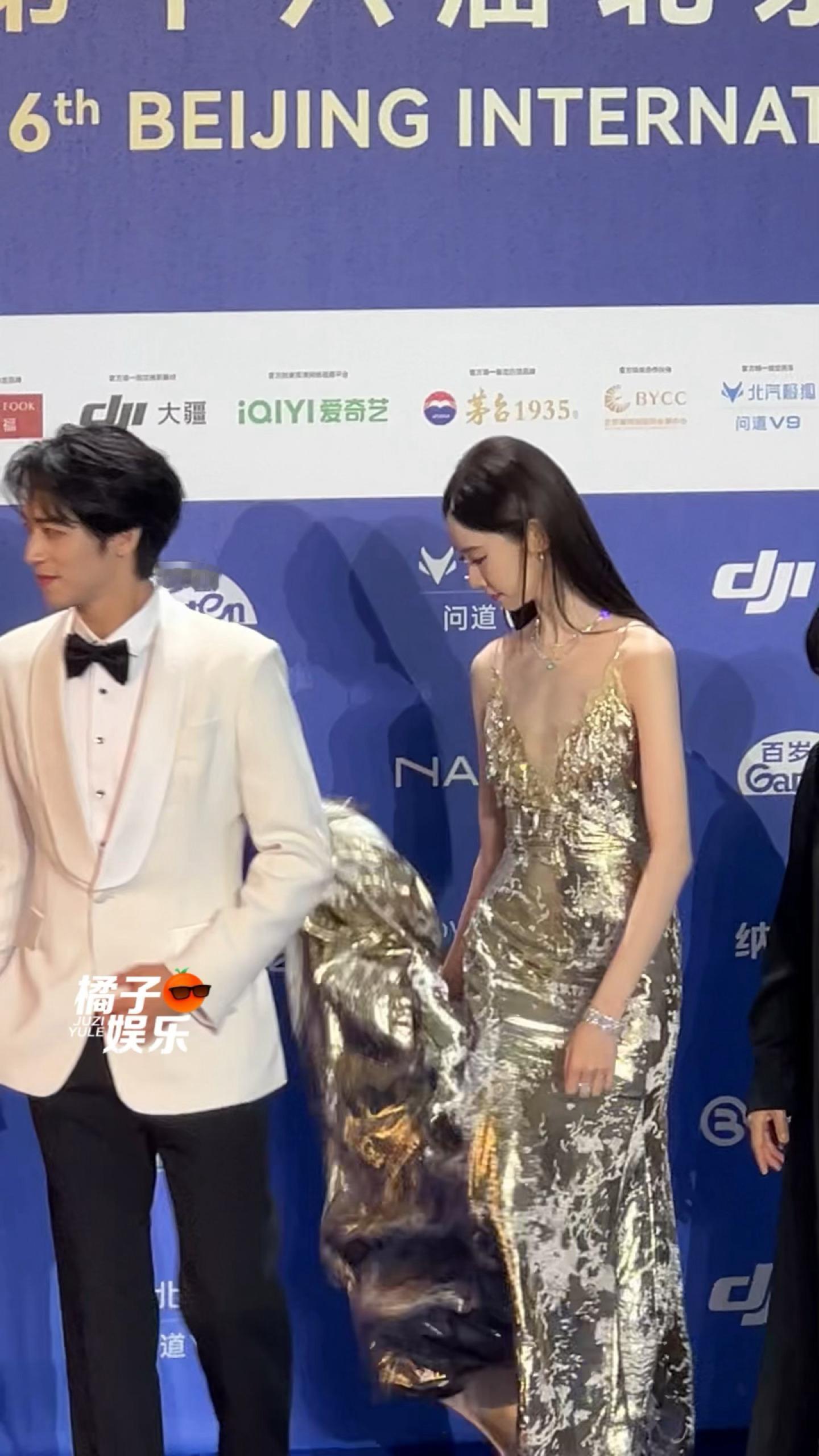 前一秒：好A后一秒：好狼狈哈哈哈哈哈哈哈哈哈哈哈哈哈哈哈哈哈张艺凡又在红毯闯祸了