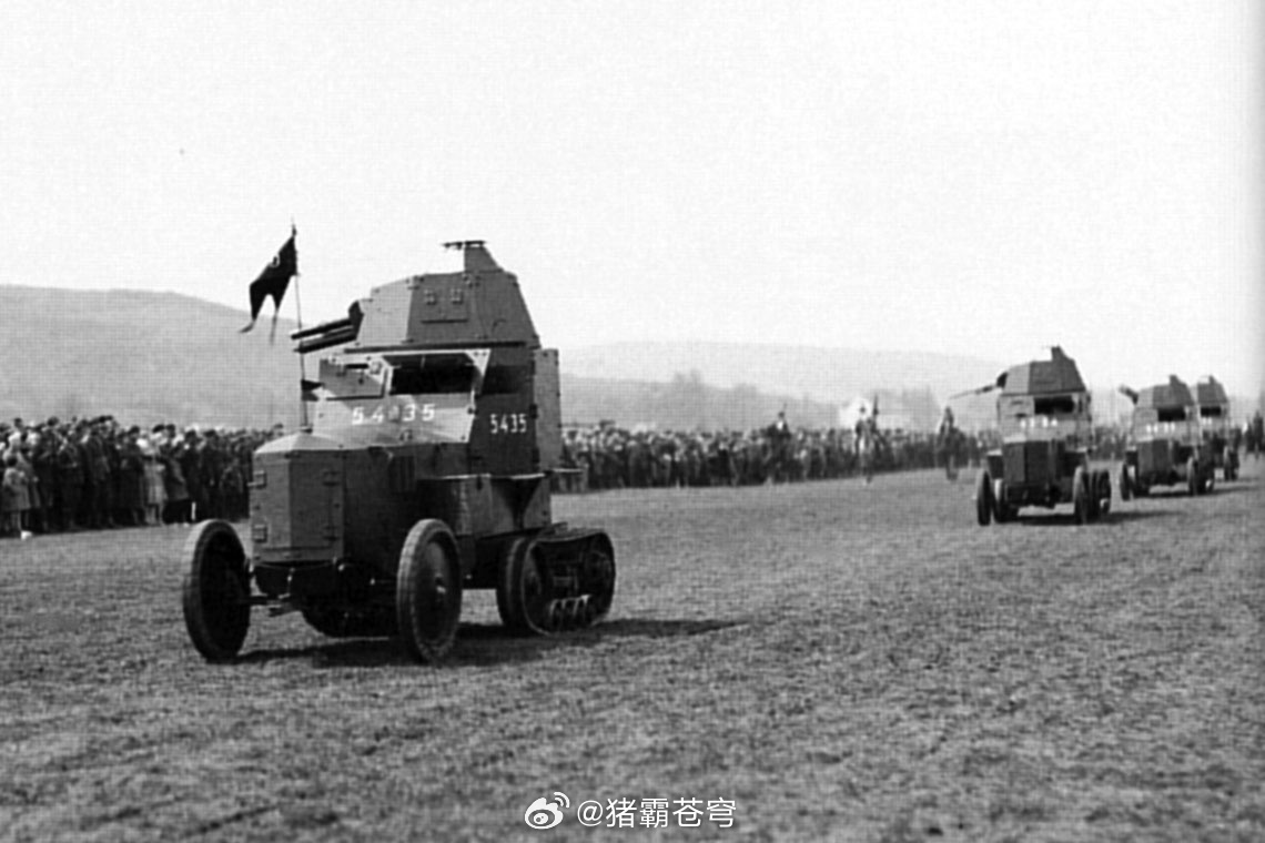 波兰第二共和国装甲部队发展的各种概念小型履带车辆，这些车辆被称为侦察坦克或坦克特