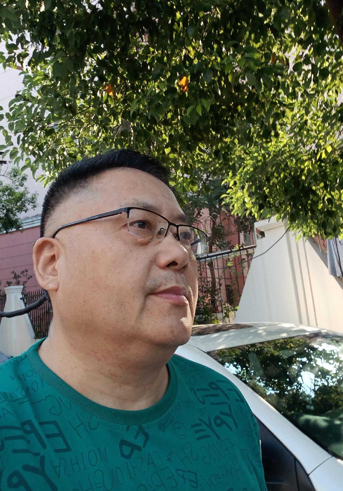 今天早上6点半起床，天气很凉爽，就匆忙赶到桃园小区拍了一个视频——《老邻居，南昌
