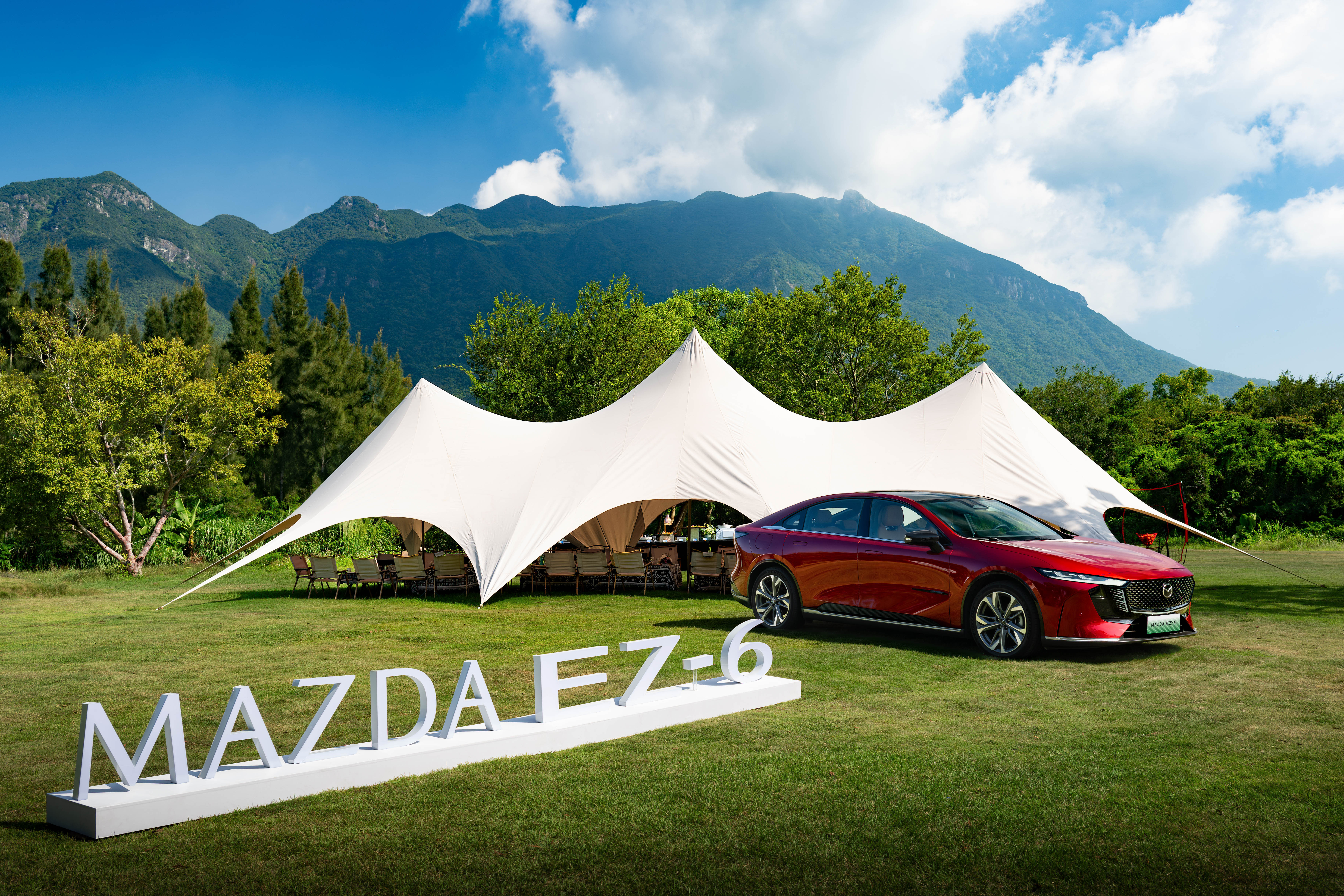 头文字D是很多车迷的启蒙，里面高桥启介驾驶的马自达RX-7更是一代神车。转子发动