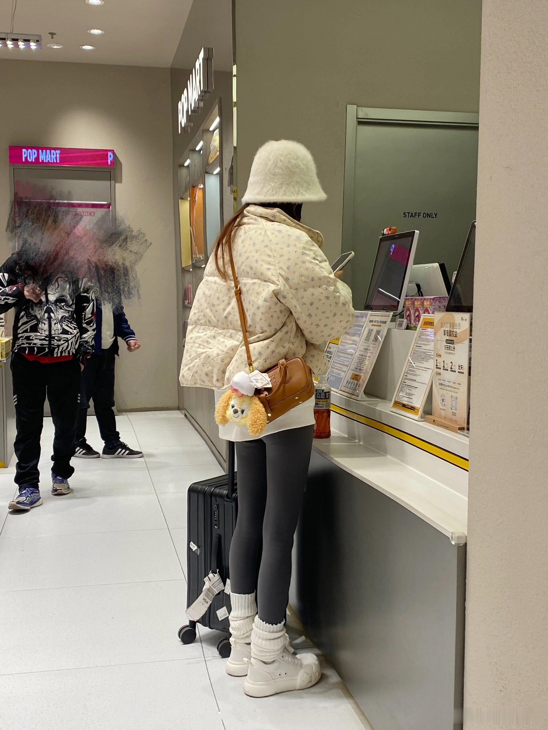 感觉有钱人真的很低调，，， 两个人里面必须有一个很有钱