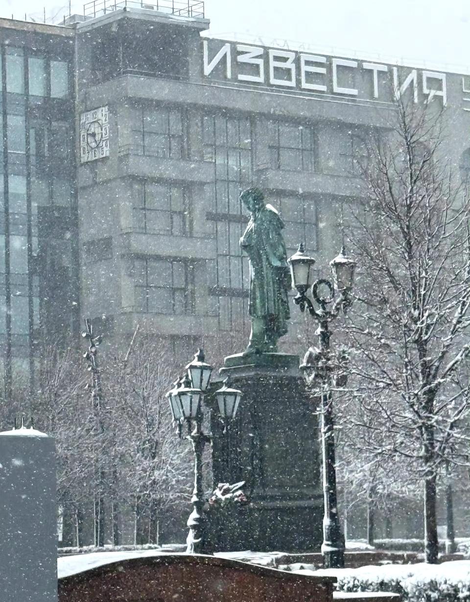 今天的莫斯科！四月飘雪 

俄新社报道称，莫斯科遭遇暴风雪及阵性降雪，树木倒伏 