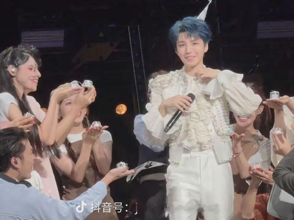 一起祝王俊凯27岁生日快乐呀@王哥知道这号吗 现场氛围拉满 双向奔赴的感动 王俊