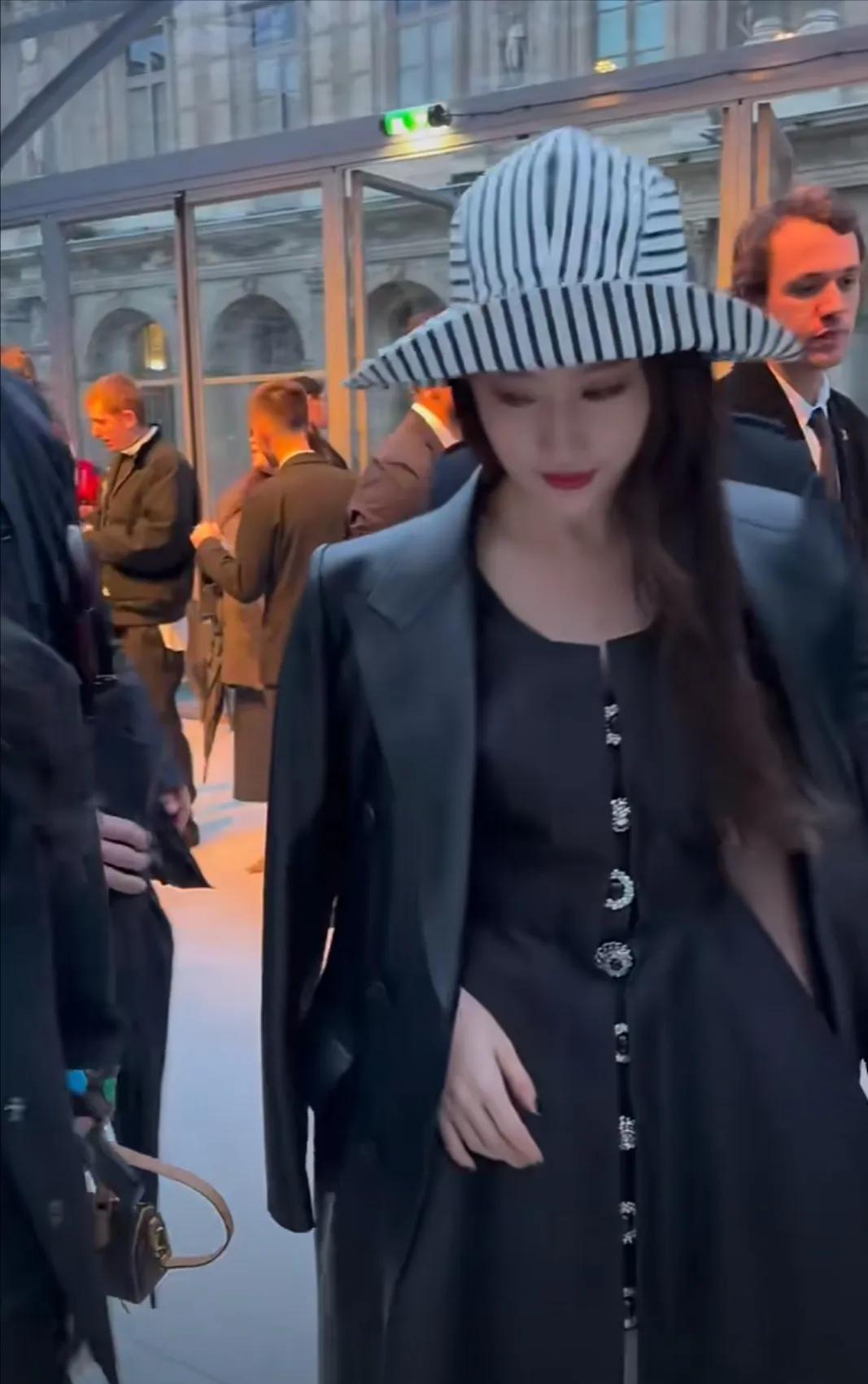 LV秀上的刘亦菲，这状态太好了吧！她都37了，马上四十了，但是我感觉她只有20岁