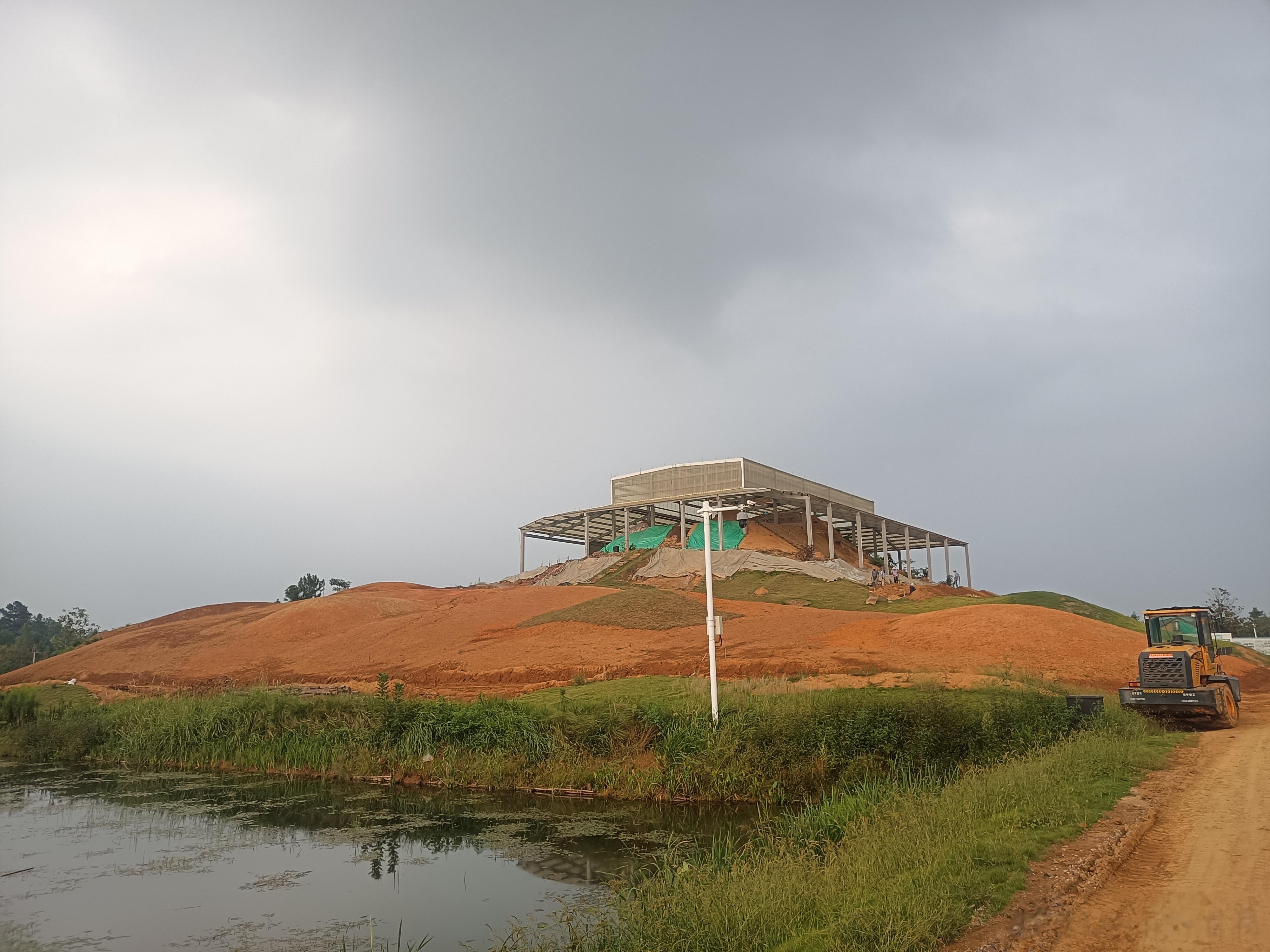 安吉龙山越国大墓，就在遗址博物馆旁边，极为巨大的土墩墓 ​​​