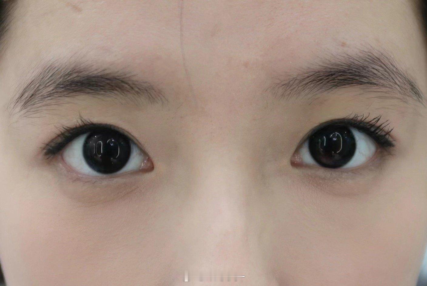 纹眉啦！自己的眉毛杂杂的没有形状 又不太会画眉毛 所以鼓起勇气去纹了个眉毛 本来