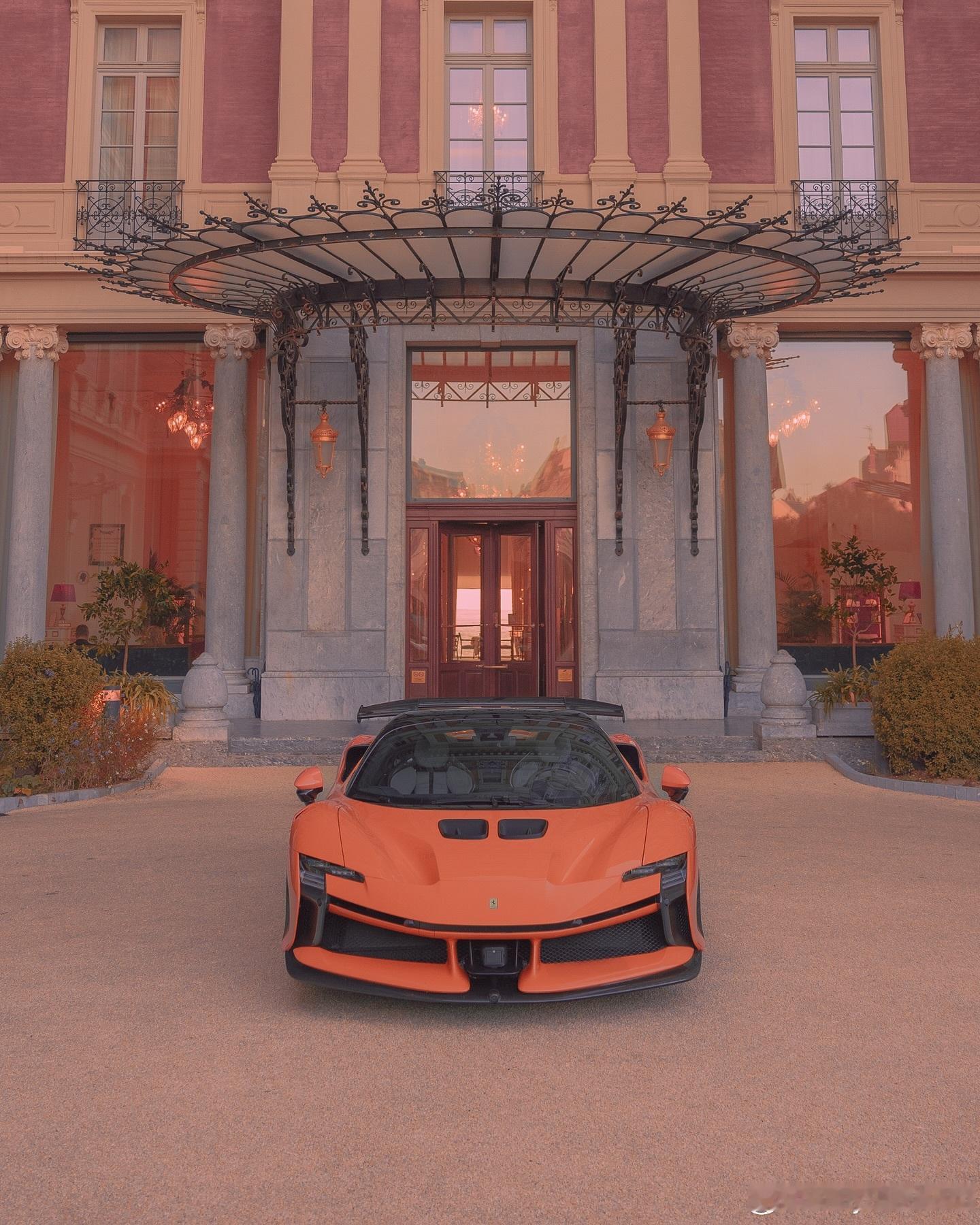 外观配色为Rosso Dino，内饰为Nero Alcantara搭配Flash