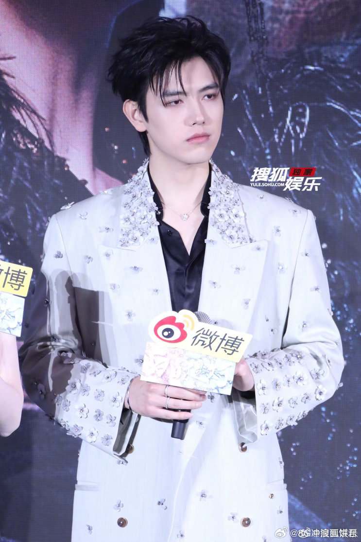 陈飞宇和迪丽热巴说悄悄话一个白到发光，一个侧耳倾听。迪丽热巴和陈飞宇说悄悄话的画