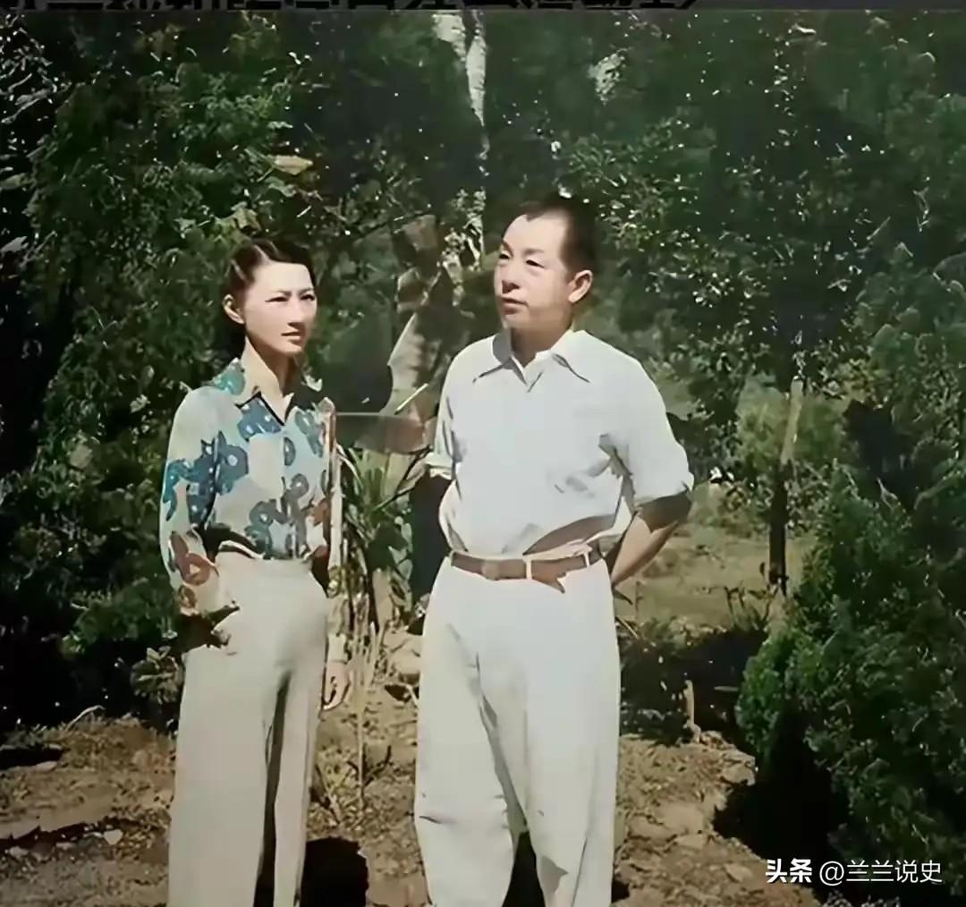 1947 年，在台湾新竹井上温泉的合影，照片里 35 岁的赵一荻长相出众、气质不