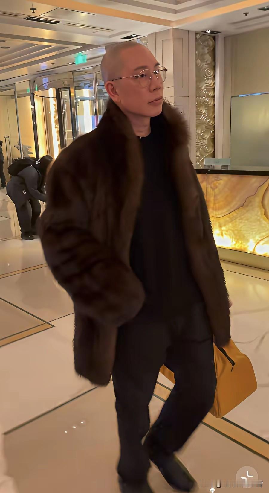 谢霆锋要心疼了，王菲这次是翻车了王，歌曲不好听，就连妆容也被网友调侃。
后台看到