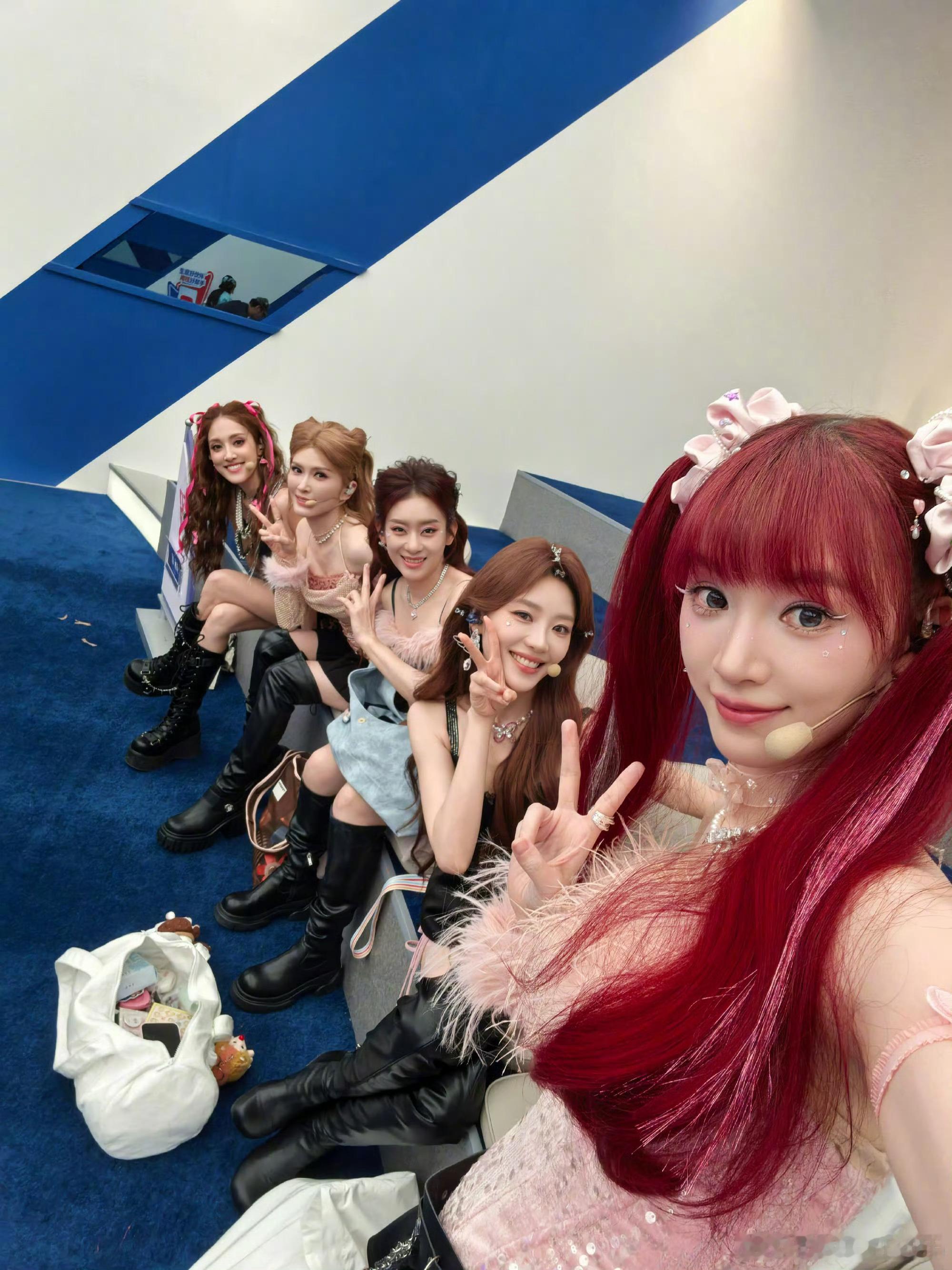 黄灿灿发了11张浪姐合照黄灿灿发了11张浪姐合照，女孩们看得我哈特软软了，我们b