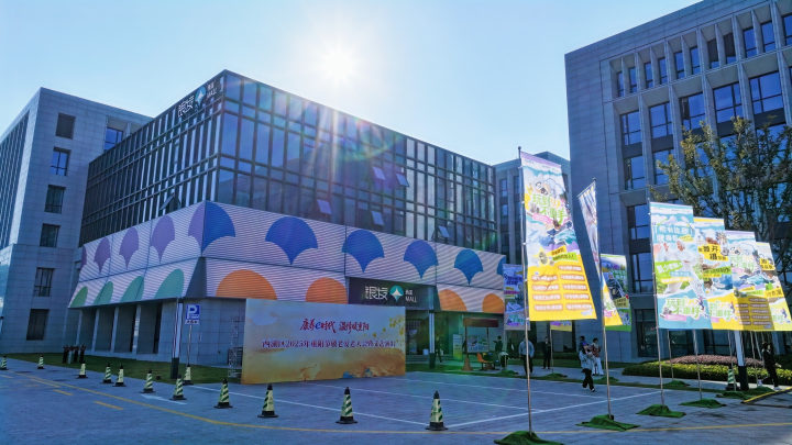 AI 机器人当 “管家”，3D 咖啡印笑脸！西溪边上开了一家银发人群“4S店”