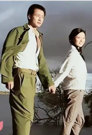 1977年，知青刘小勇考上大学。临走前夜，17岁王爱娟含泪解开衣扣：“小勇哥，你