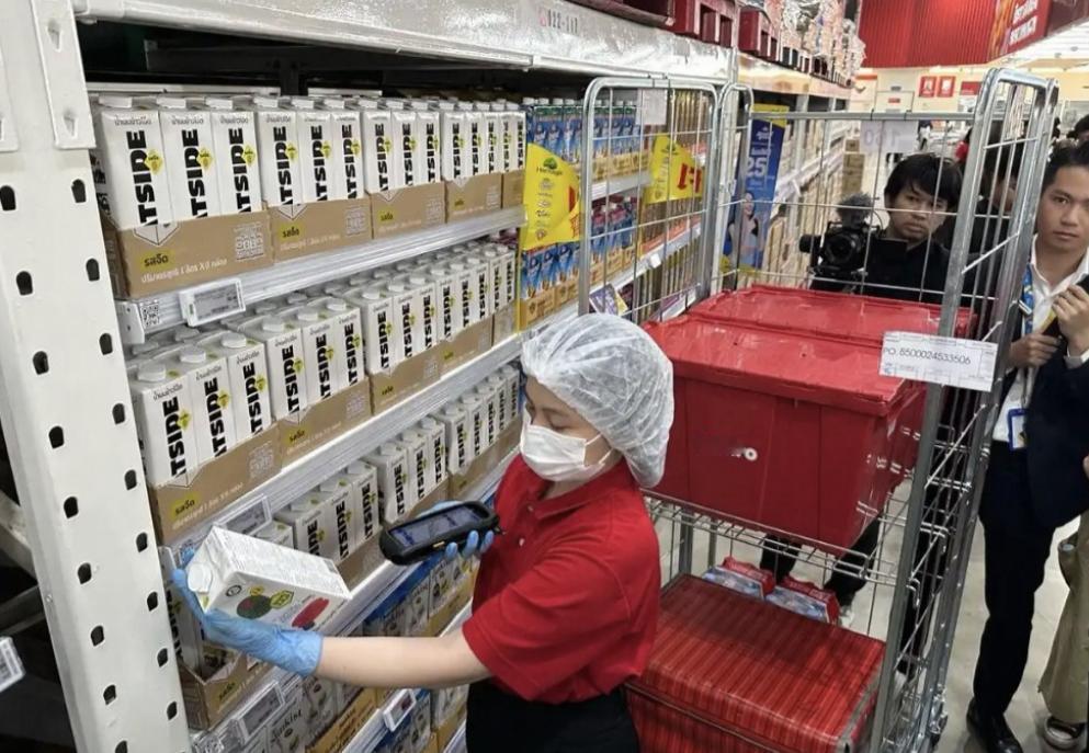 从投资中国到抄中国作业，时代彻底反转了，世界都开始向中国交学费。

44 年前泰