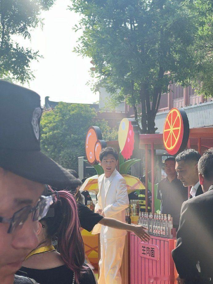 #白宇把西装焊死在身上吧# 真的太帅了！白宇的白西装造型简直穿出了白马完整既视感