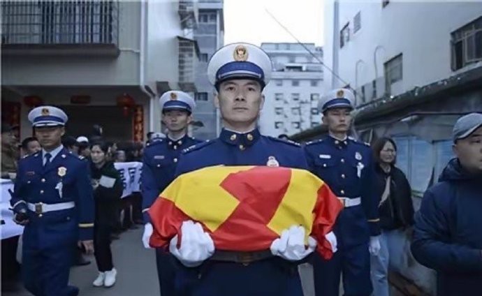 六名年轻的消防战士，没有倒在火场，却倒在了回驻地的路上。他们刚刚完成一次任务，也