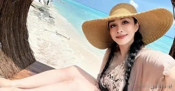 钟丽缇带全家出游，54岁穿泳装好养眼，俩女儿比基尼造型超绝美！[鼓掌][得意]