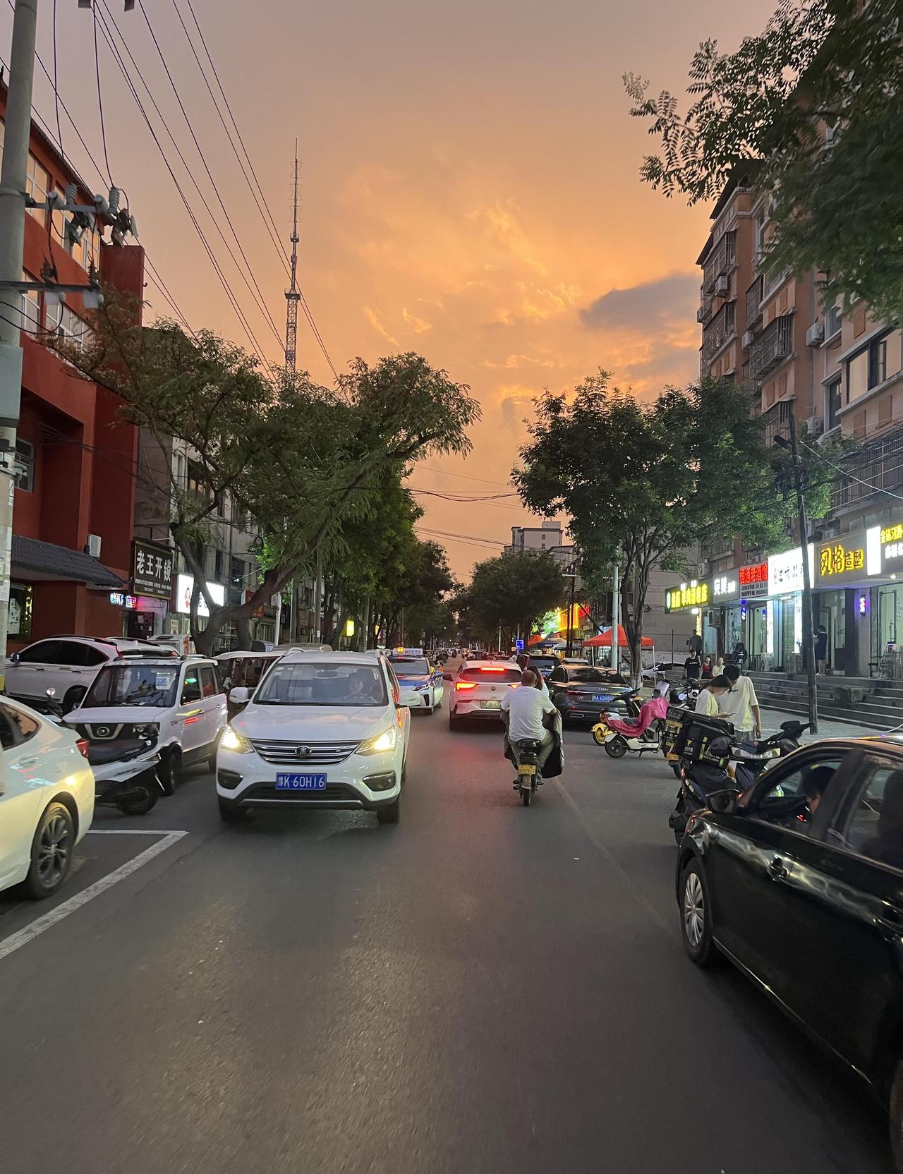 刚才被打扫公共厕所的清洁工大爷怼了，是我的错吗？他说我没出息
我家小区后面有个公