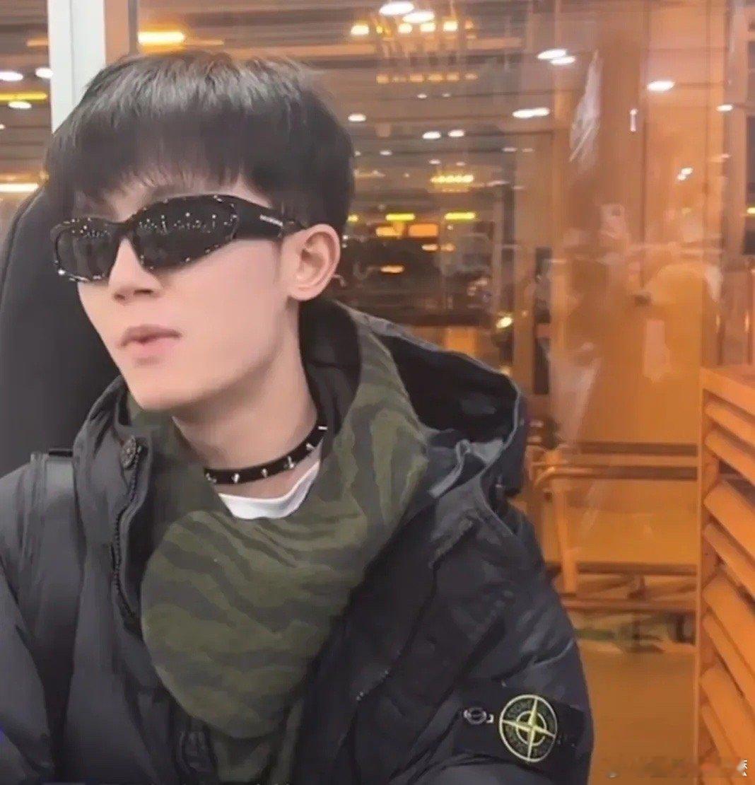 越来越搞不懂李明德了，他到底是真穷还是装穷啊？说他真穷吧，身上的羽绒服最少1万块