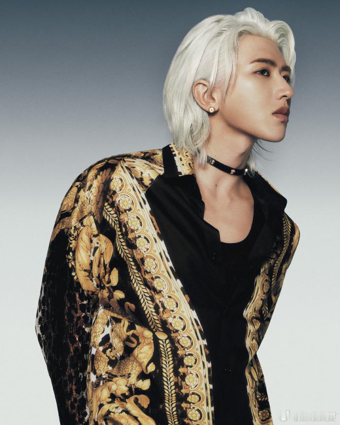 #蔡徐坤铆钉choker# 蔡徐坤用铆钉choker为自己的舞台形象加分不少，展