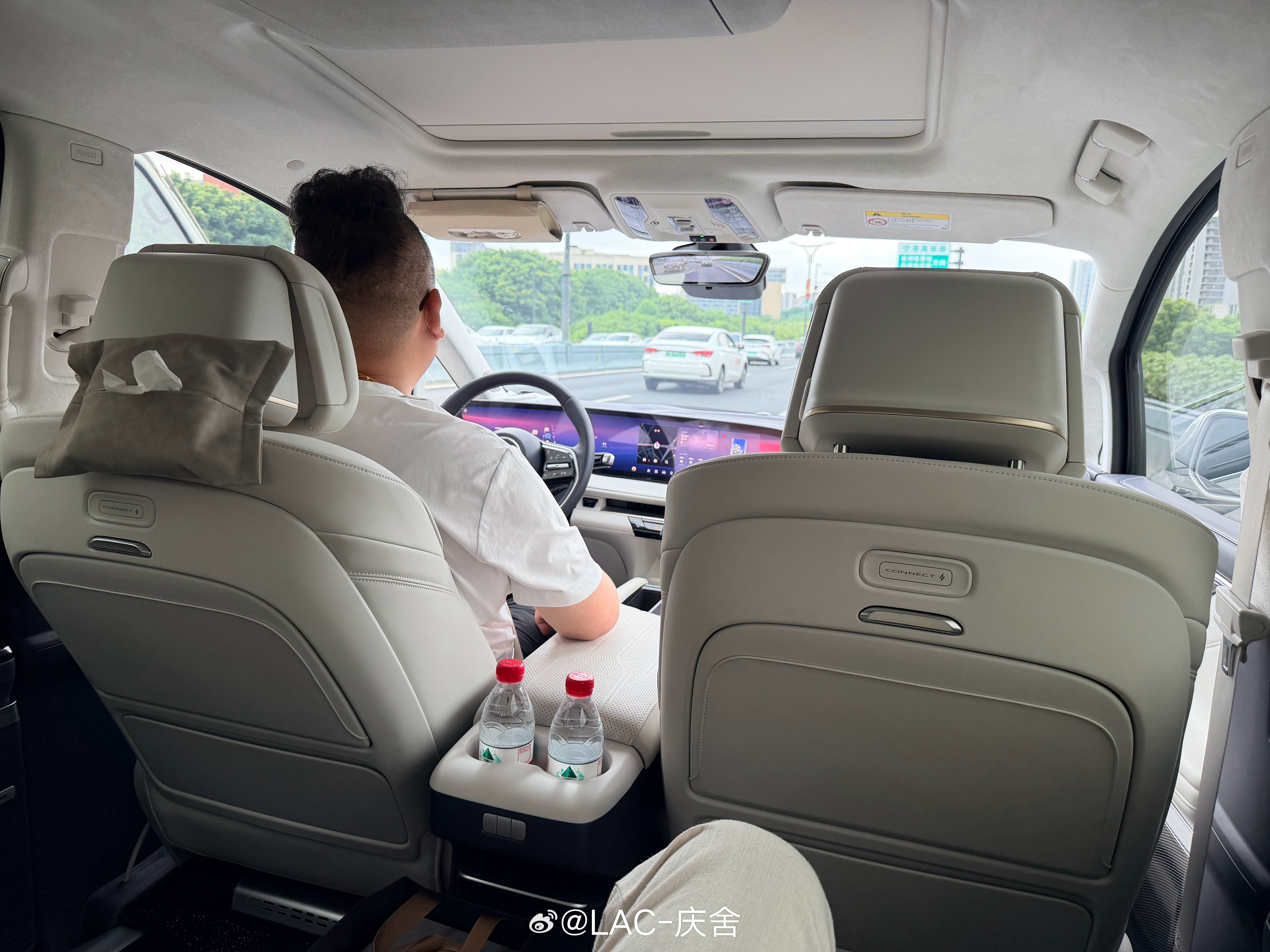 今天送机的是一台别克gl8 大v聊车 坐上去感觉座椅高、头部空间小仔细看了一下，