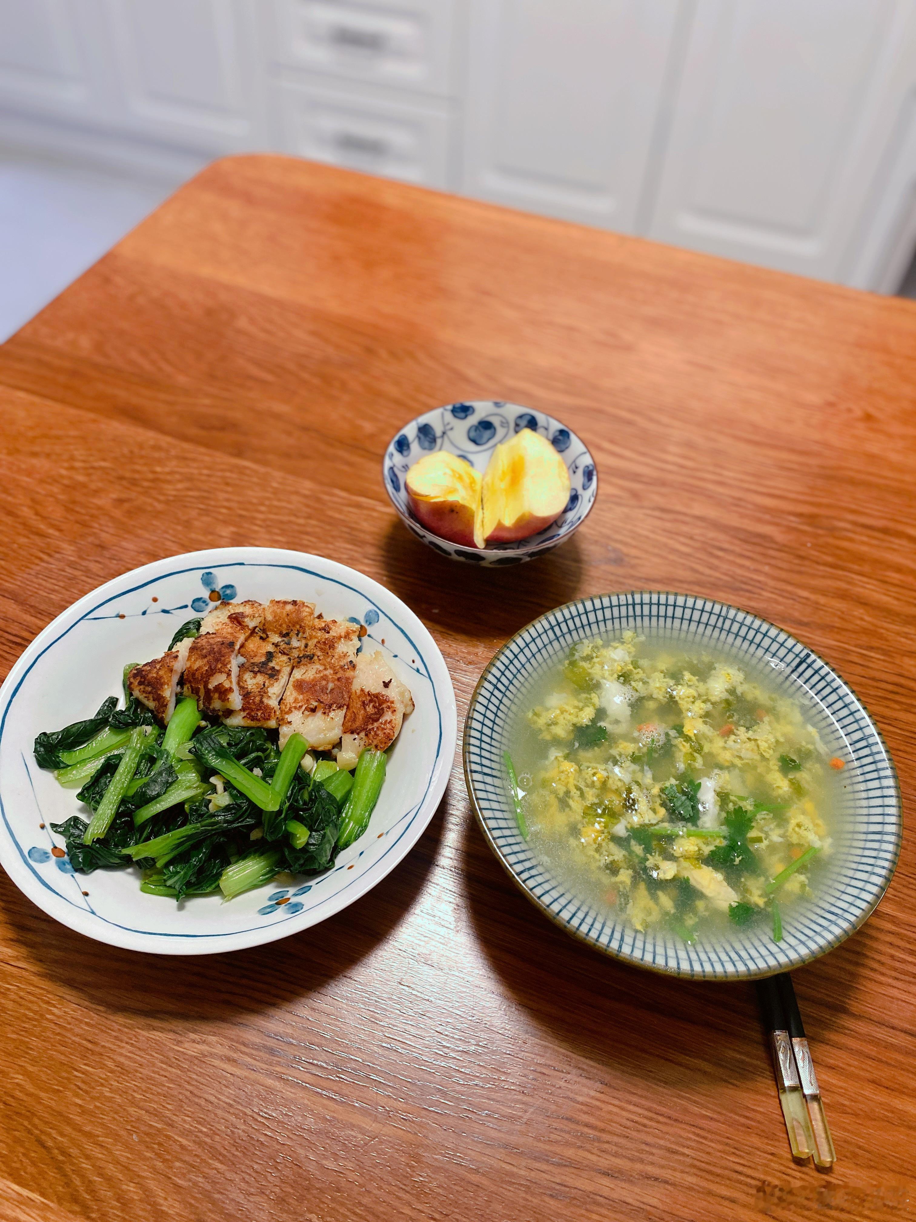 我的晚饭，鸡排、油菜、紫菜虾皮鸡蛋汤对重度香菜爱好者来说，只要放上香菜，任何一道