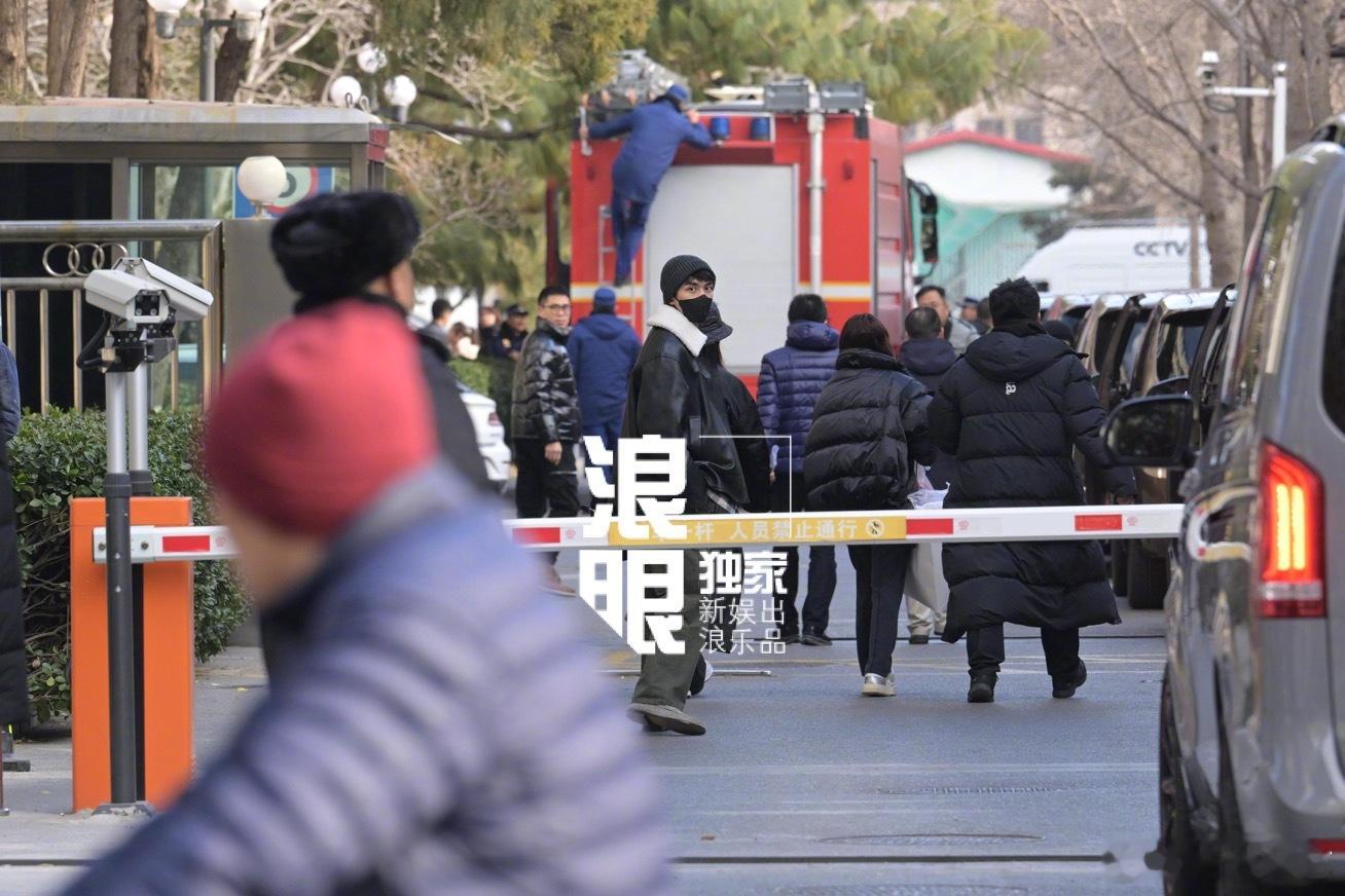 吴磊蛇年春晚首次联排  现身蛇年春晚联排现场。 