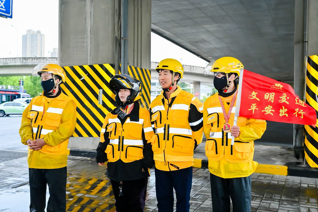 在合肥包公叮嘱骑手注意安全合肥街头满满烟火气，奔波的骑手默默守护这座城✨。千古包