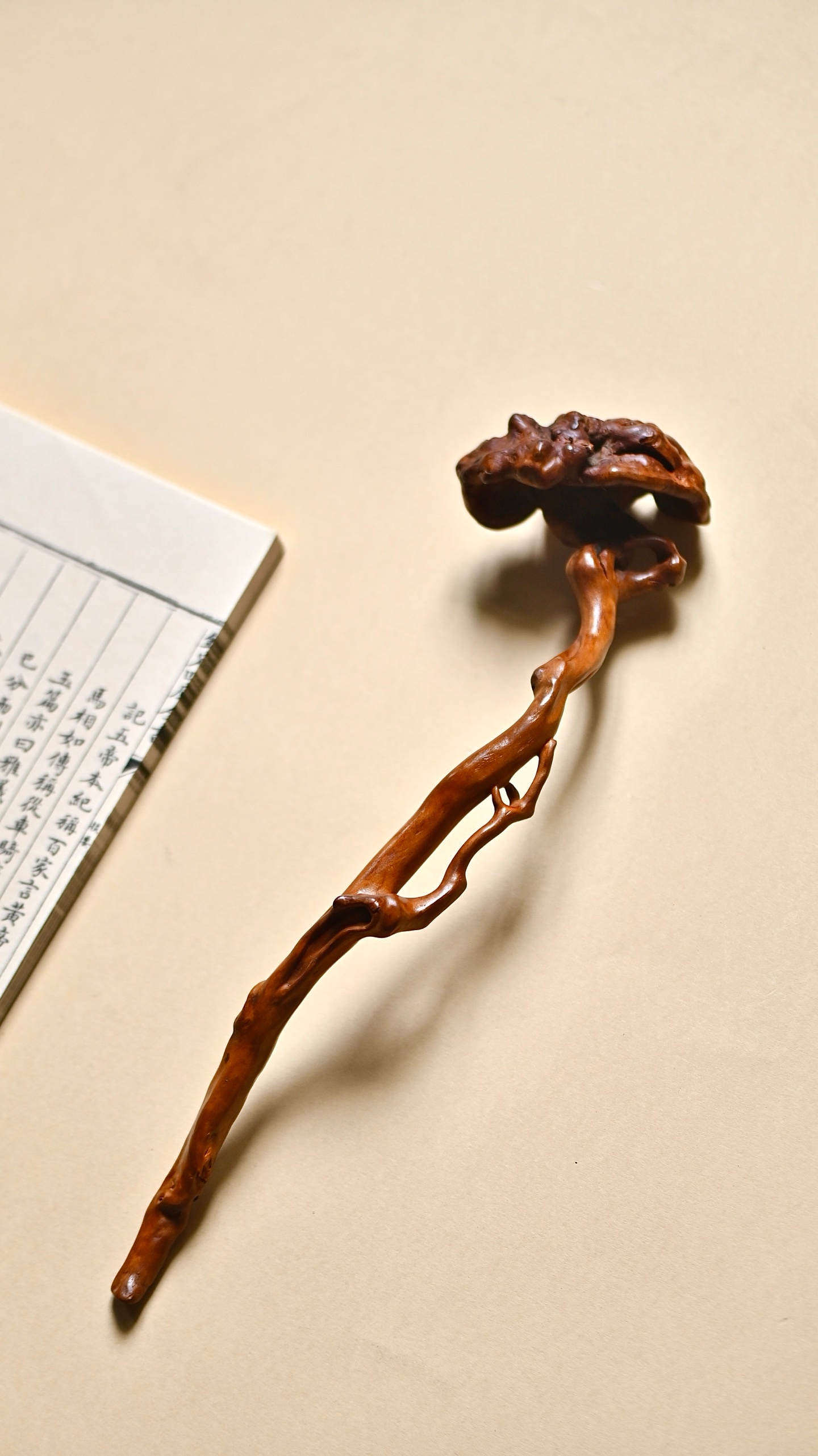 黄杨木 | 灵芝如意匠人循木之天然走势，雕作灵芝之形：柄身盘曲如枝，纹理若隐若现