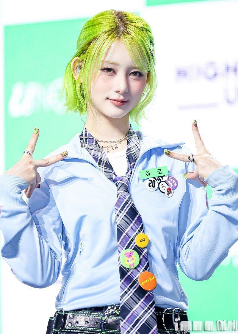 从曾经在练习室反复打磨的舞蹈少女，到如今站上正式出道舞台的成员，罗夏恩的成长轨迹