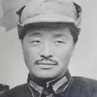 贺龙病重坐轿子行军，军中有叛徒准备趁机谋杀他，其趁轿夫不在时，向轿子里狂开10余