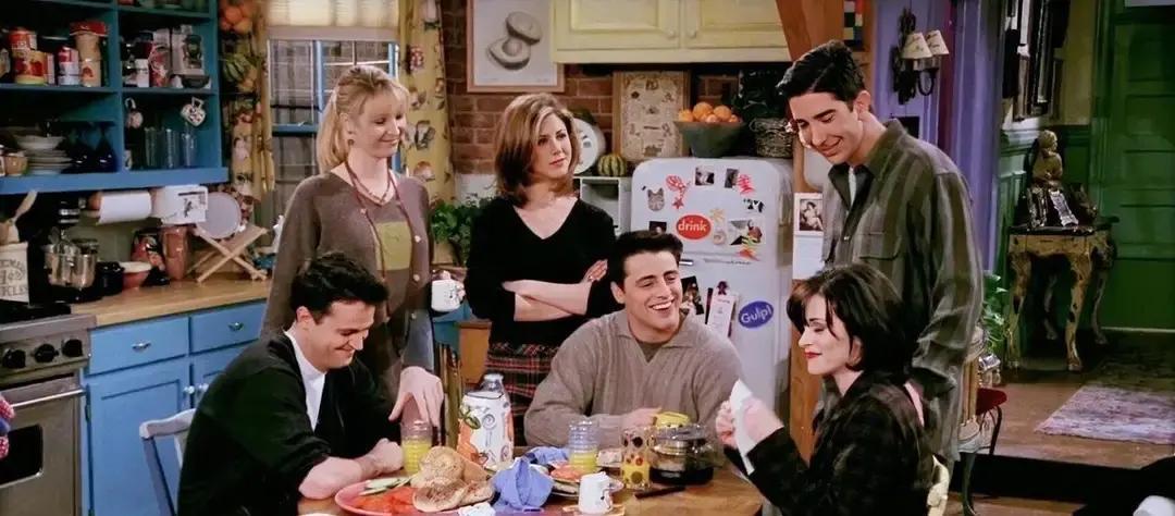 乔伊没结婚，全网哭了20年
 
老友记大结局，五对情侣抱成团，只剩乔伊抱着小鸡小