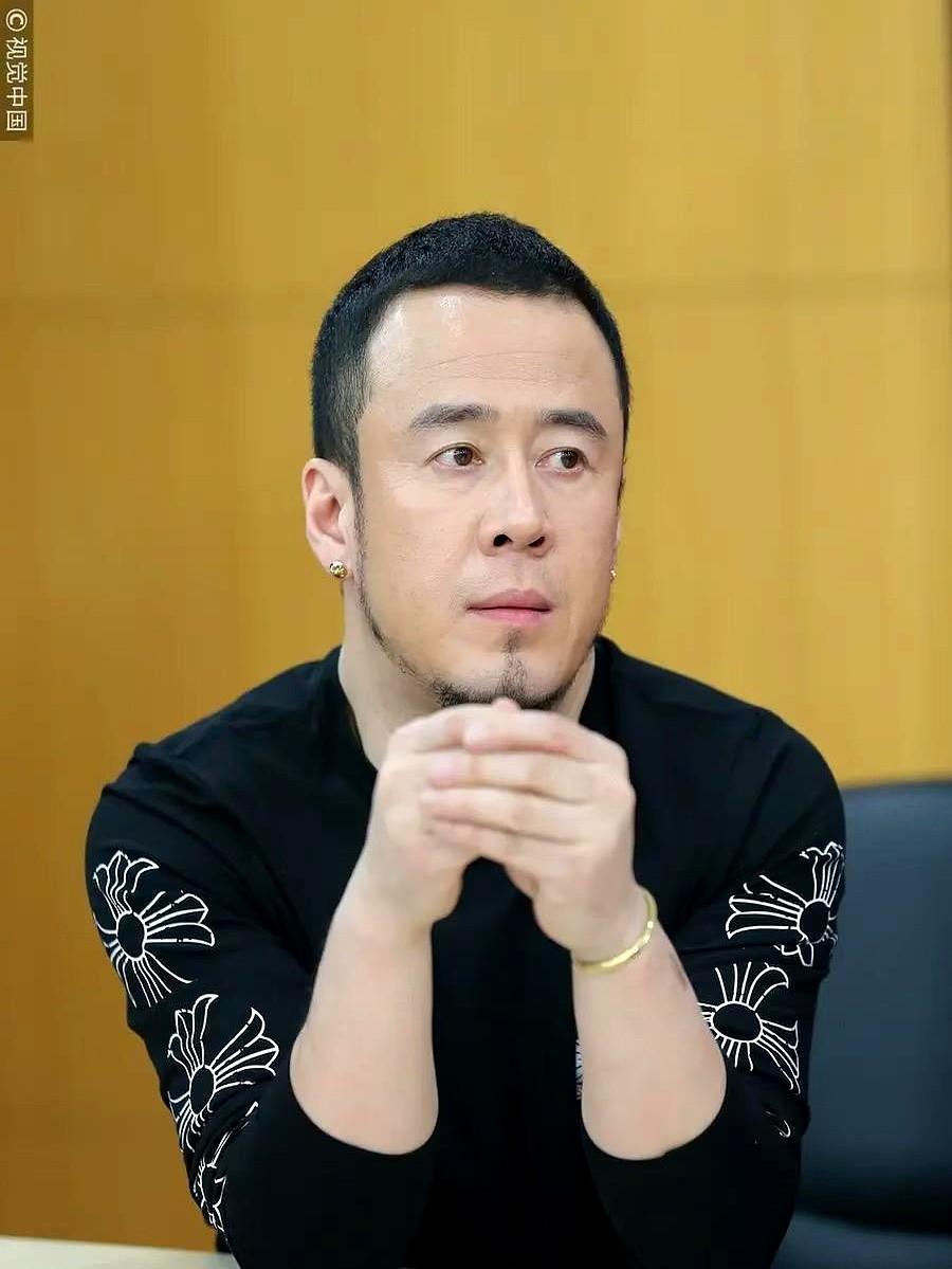 杨坤54岁了，
他在舞台上把该唱的歌都唱遍了，把该赚的钱也赚够了，却偏偏绕开了结