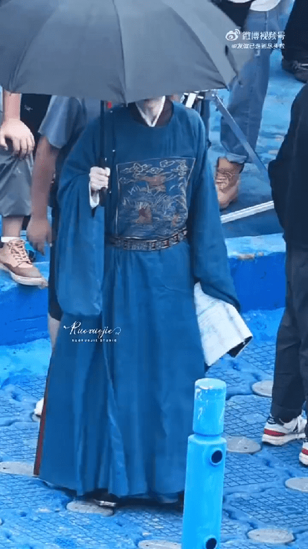 成毅两京十五蓝衣路透，小鸡仔身材，骨架小、线条软，没什么肌肉量，满屏的“性缩力”